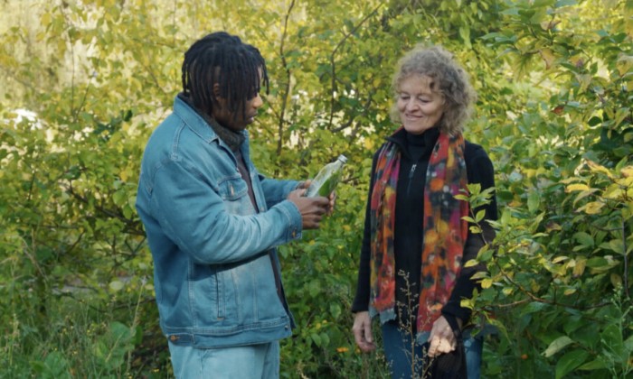 Wildplukker Elsje laat chef-kok Geneal kennis maken met de kweepeer