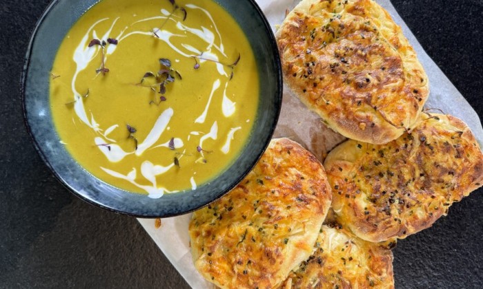 Chef-kok Ramon maakt knolselderijsoep en kaasbroodjes