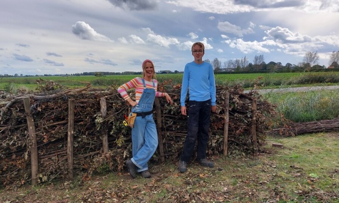 Manon en Simon maken een houtwal
