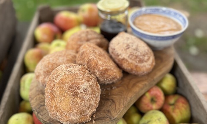 Appelbeignets met appel-perenstroop en kardemom