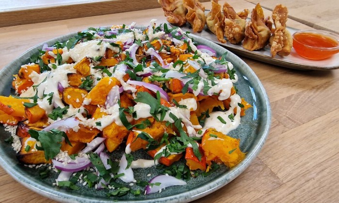 Pangsit met oosterse kipvulling en frisse pompoensalade met tahin