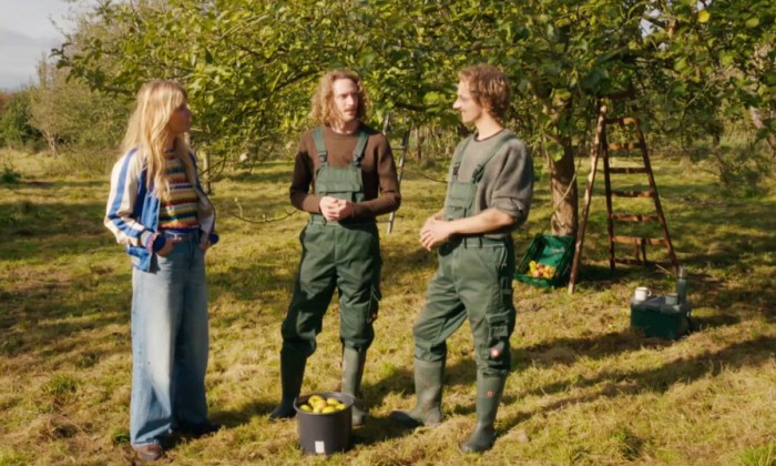 Jetske proeft en kookt met appelcider van twee vrienden