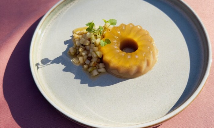 Panna cotta en stroop van appelcider met kletskopjes