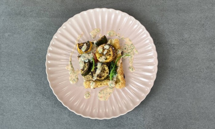 Chef-kok Geneal maakt een plaattaart met groente