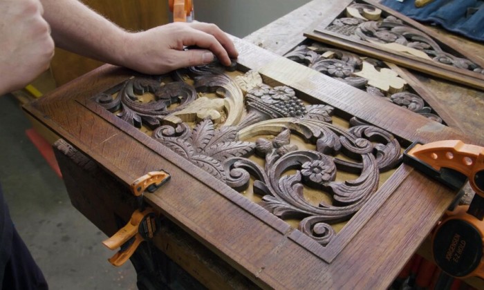 Restaurator Dirk-Olaf herstelt antieke interieurs en meubels.