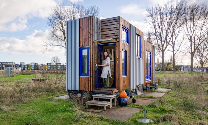 Eva woont in haar zelfgebouwde tiny house met slimme woonoplossingen