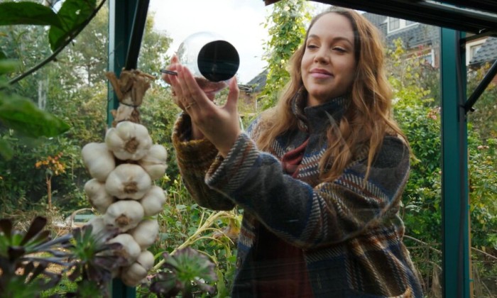 Anne maakt vetbollen voor vogels