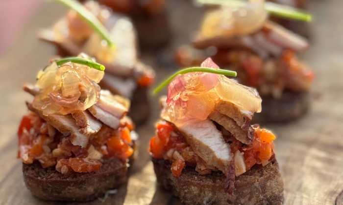 Pinchos met gebakken Secreto, romesco en zoete ui