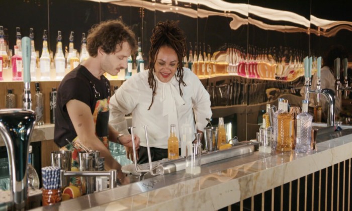 Voor ‘Dry January’ mag Sharon alcoholvrije cocktails proeven én bereiden