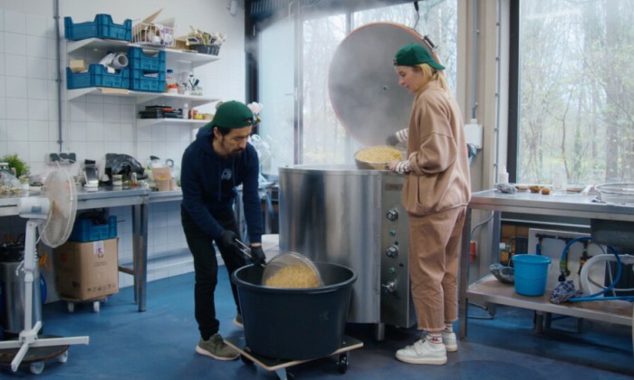 Kok Jetske van den Elsen is in Rotterdam bij Hiro, die zich verdiept in fermentatie.  Hij maakt onder meer verschillende soorten Japanse miso, met enkel natuurlijke ingrediënten.