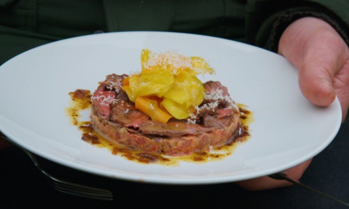 Alain maakt een heerlijk gerecht met vlees.