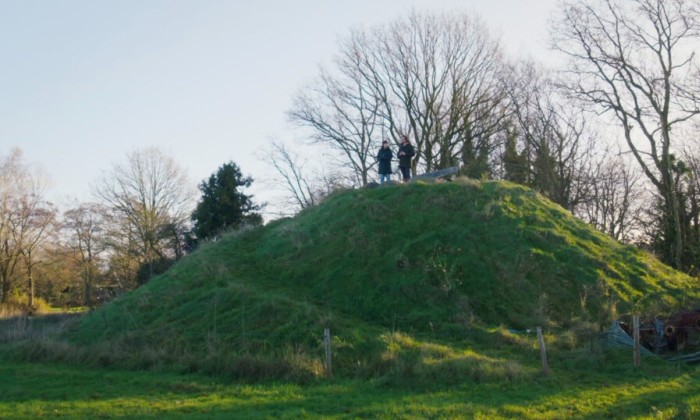 Vogelaar Camilla Dreef is op bezoek bij natuurliefhebber- en fotograaf Ruurd Jelle. Samen maken ze de tuin zo vogelvriendelijk mogelijk, voor de jaarlijkse tuinvogeltelling en gaan ze op zoek naar de verschillende soorten tuinvogels.
