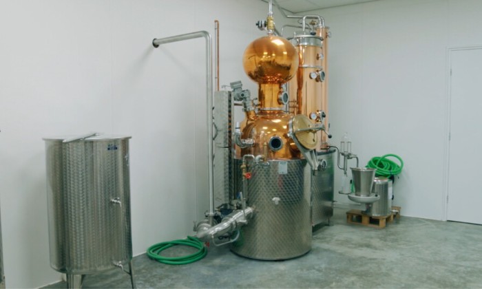 In een oude mergelhoeve in Zuid-Limburg stookt Claudia vanalles. Ze houdt niet van verspilling en maakt zelfs sterkedrank van oud bier. Ramon helpt en kookt iets voor haar