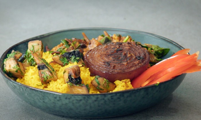 Kokosrijst met gekarameliseerde ui en ketjap tempeh