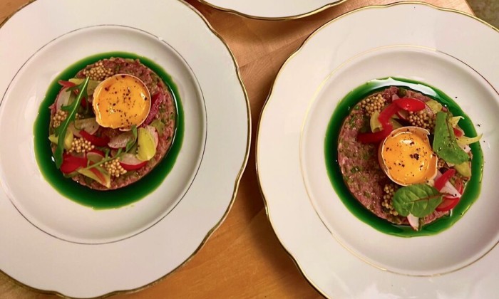 Steak tartaar met frietjes van knolselderij en kappertjes