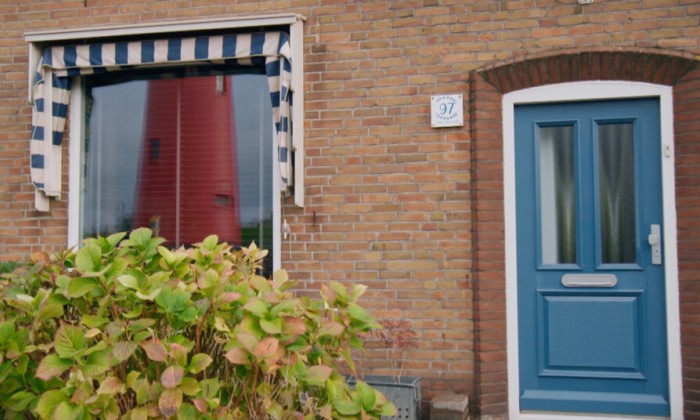 Kleurrijk paradijs met uitzicht op een vuurtoren