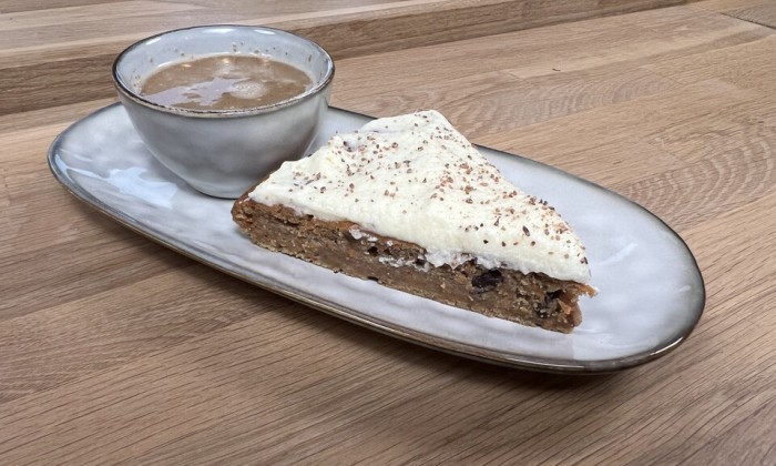 Worteltaart met roomkaas en kaneel