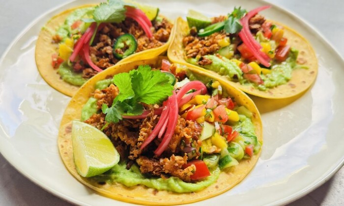 Tortilla met krokante tofu en mangosalsa