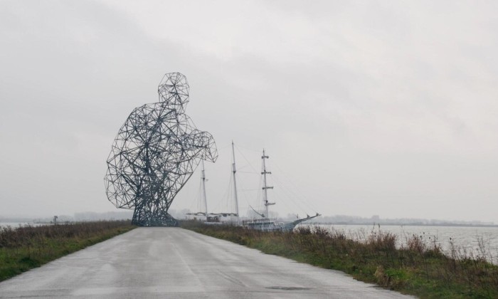 De hurkende man in Lelystad