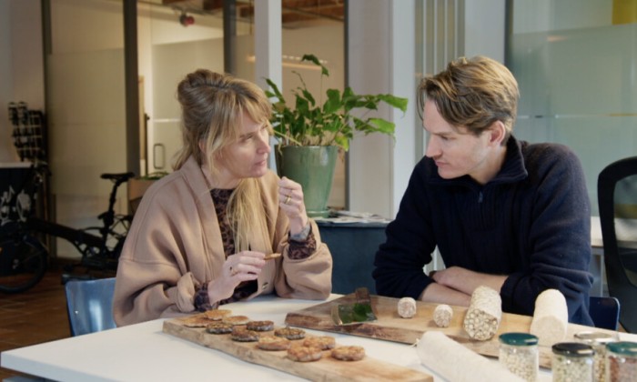 Jetske bezoekt Sebastiaan die tempeh maakt van oude bonenrassen