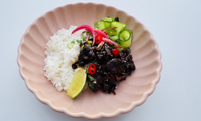 Tempeh met zoetzure ui, komkommer en rijst