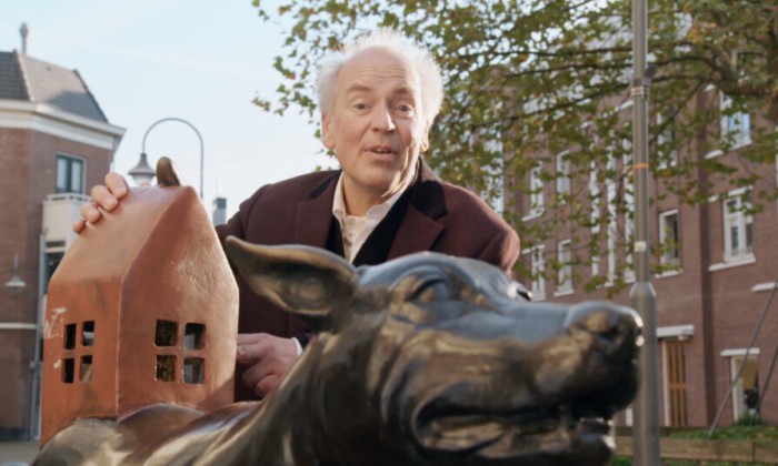 Geert bekijkt het kunstwerk 'de 3 damhonden'