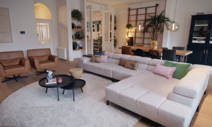 Saskia woont in de haven van Maassluis met klassiek interieur én veranda