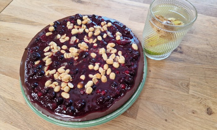 No-bake chocoladecake met rood fruit en sinaasappel