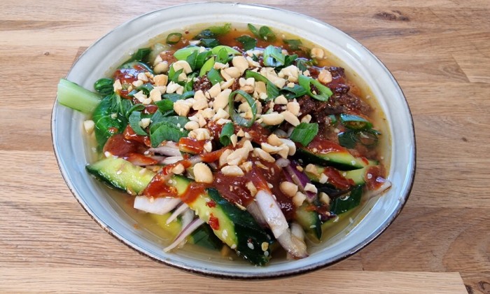 Dandannoedels met komkommersalade