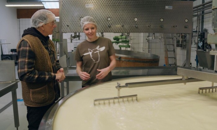 Alain Caron gaat op bezoek bij de kaasmakerij van Marijke