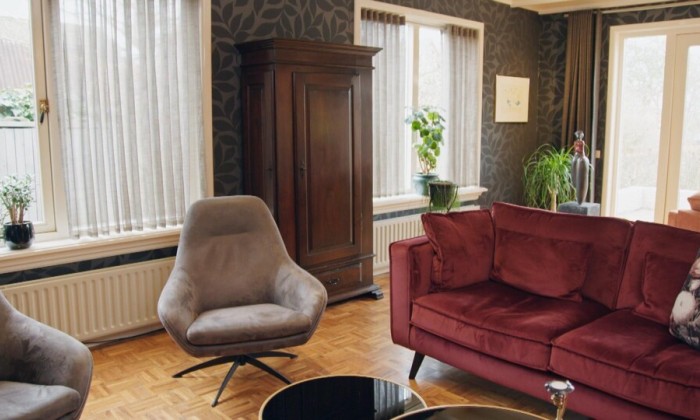 Een oud winkelpand met plek voor muziek en een weefatalier