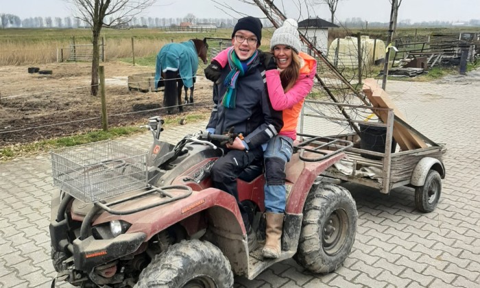 Manon en Simon bij de houtzagerij