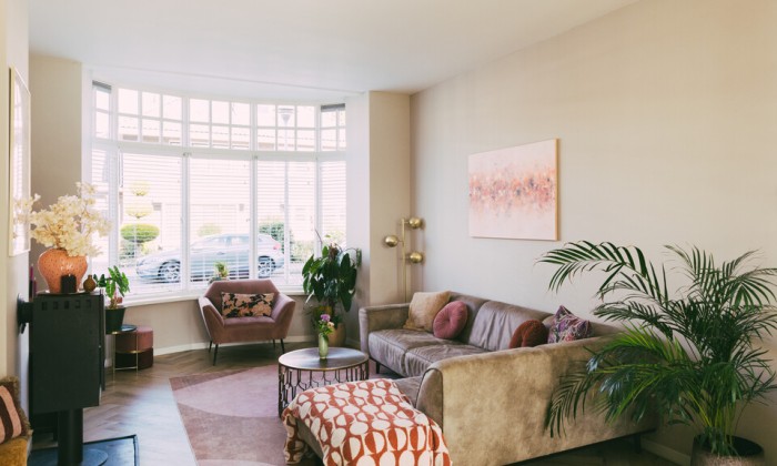 Een oud herenhuis met vrolijke printjes en kleuren in Drenthe