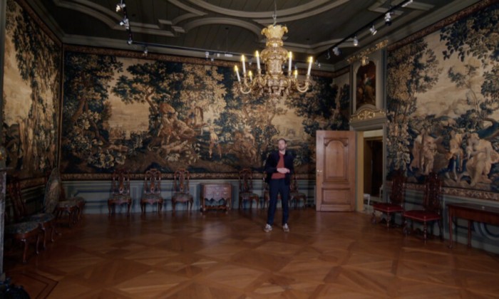 Valentijn stapt in het huis van bankier Simon van Gijn