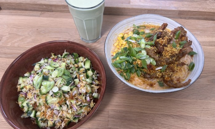 Rode currysoep met oesterzwammen in krokant jasje