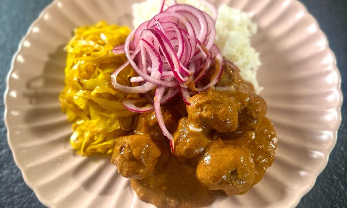 Indische gehaktballetjes met pindasaus en kerriekool