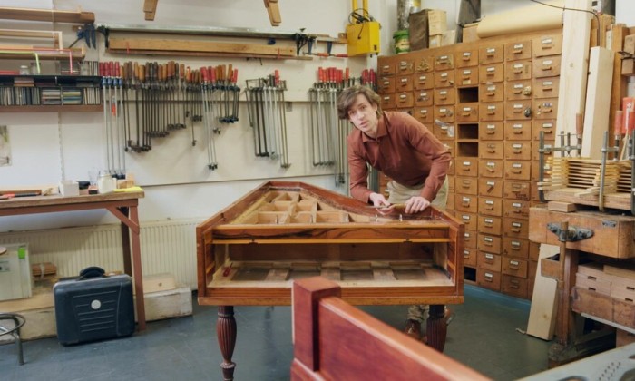 Bart restaureert piano's met oog voor de details