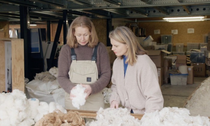 Marieke Eyskoot bekijkt bij Reina het proces van schaap tot trui