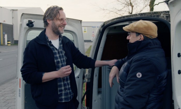 Alain Caron proost met wijn van overtollige druiven