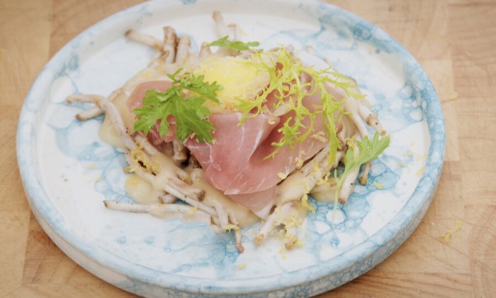 Salade met hop en parmaham