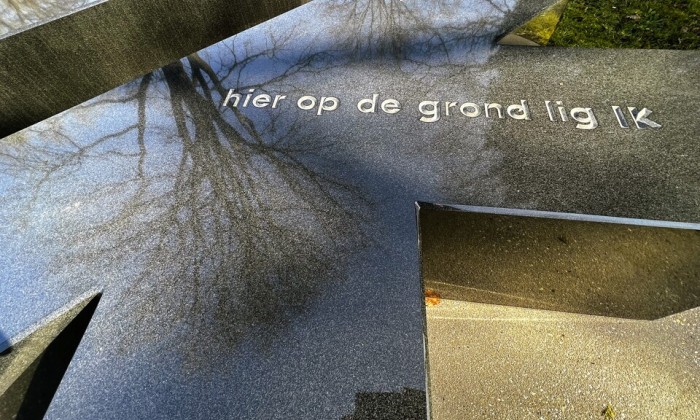 Geert vertelt over kunst in het Apeldoornse Sprengenbos