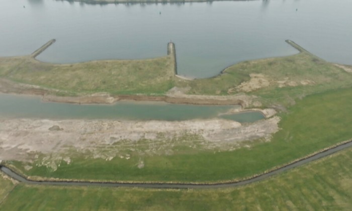 Boswachter Marieke kijkt hoe de natuur baat heeft bij rivierklei