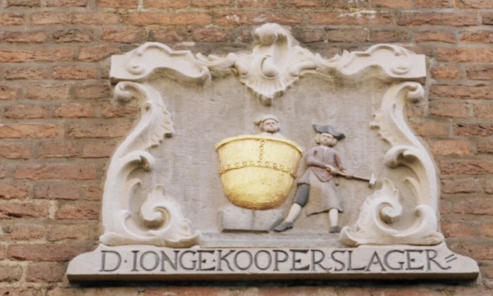 Wil restaureert historische gevelstenen