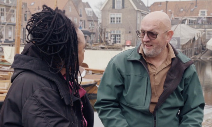 Sharon proeft de gekruide Biltong van André