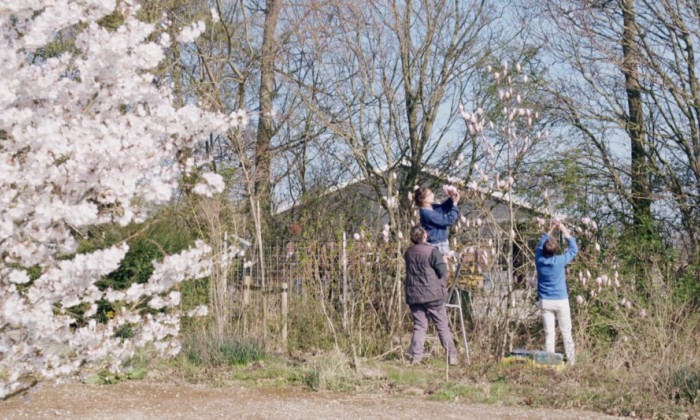 Manon en Simon leggen de kruidentuin van De Oude Beer aan