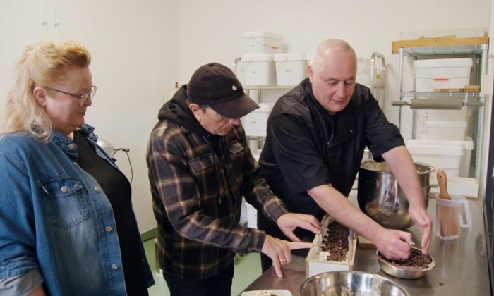 Alain Caron bezoekt Jeroen die speciale oranje koningsnougat maakt