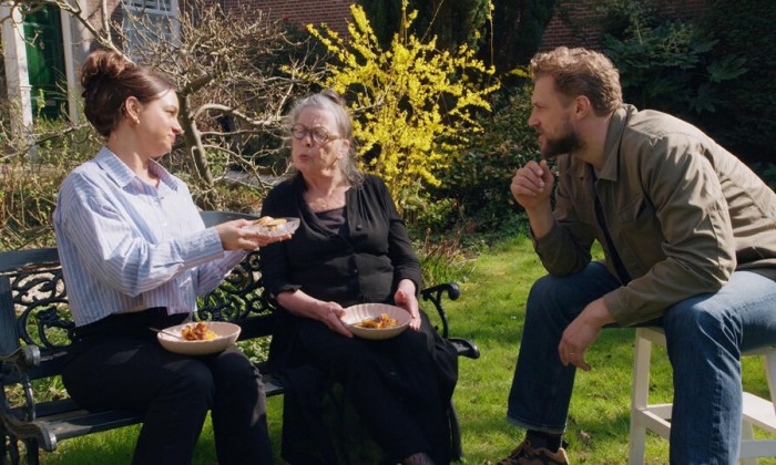 Chef-kok Rosah kookt met sterrenkok Joris Bijdendijk een oud stokvisgerecht