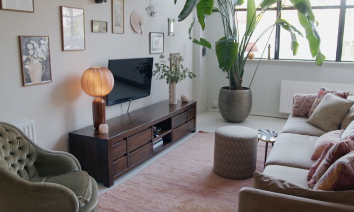 Moeder en zoon wonen in een oude parfumfabriek