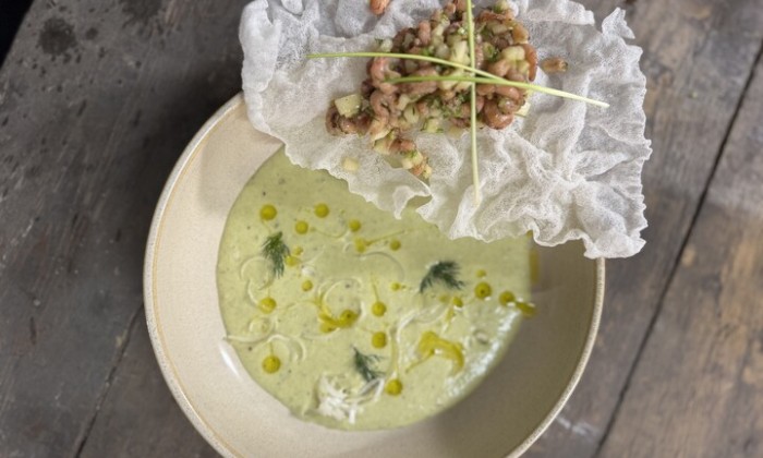 Soep van mosterd, aardappel en prei met salade van Hollandse garnalen