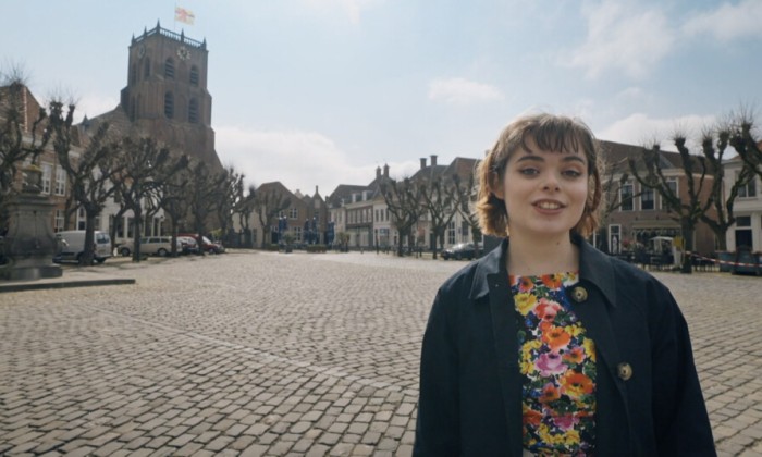 Inwoner Zoë laat trots Geertruidenberg zien, een plek met een lange historie